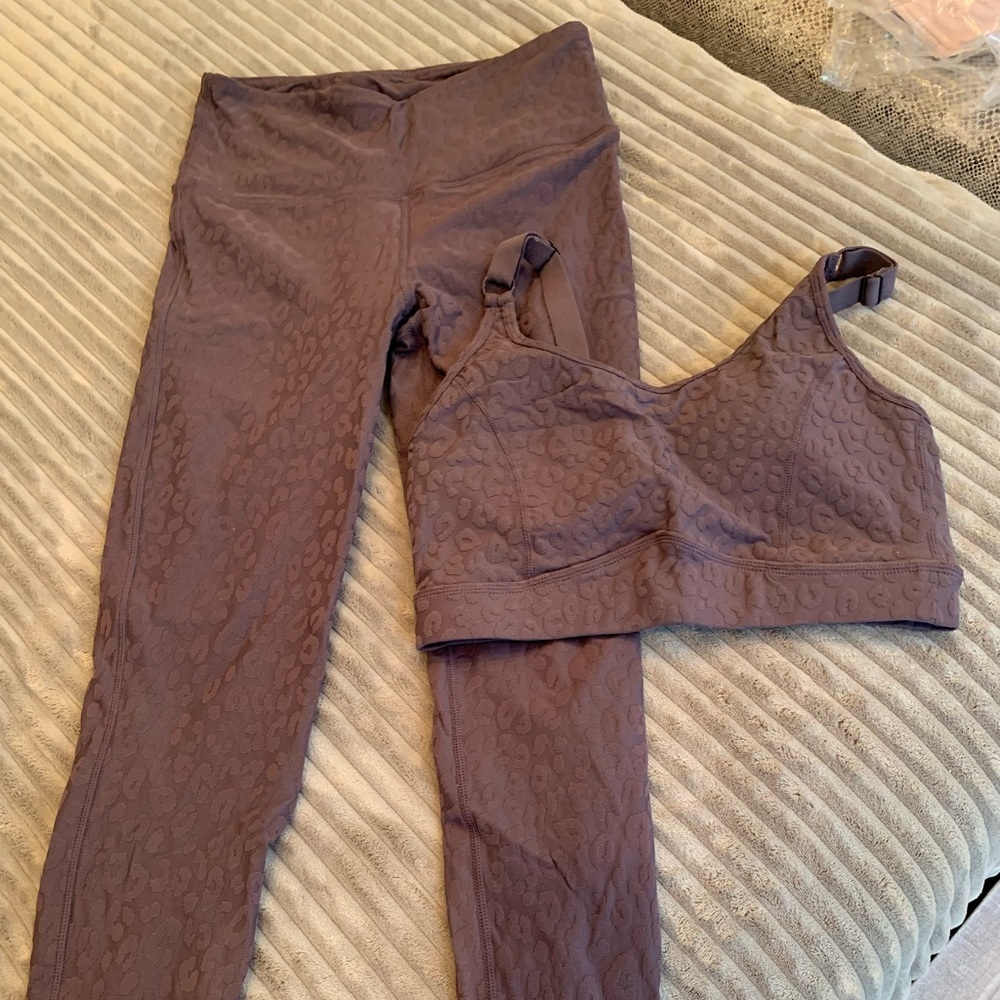Super soft amazing muted purple leopard workout set. Top medium, bottoms small